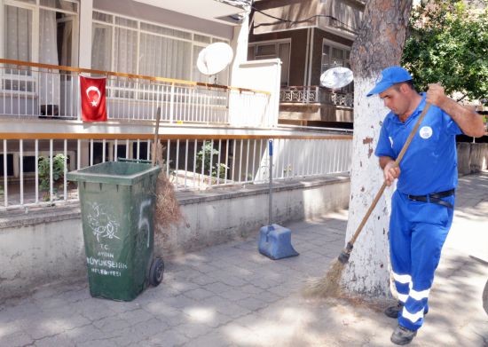 Yolda bulduğu para dolu çantayı polise teslim etti