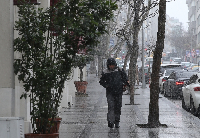 İstanbul'a beklenen kar yağdı