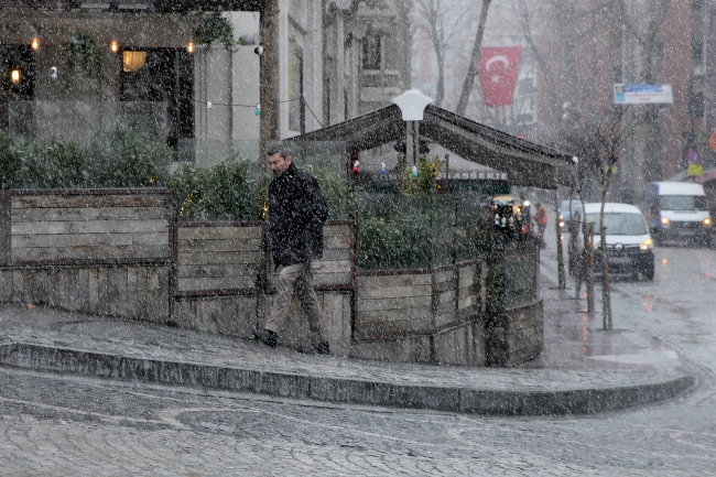 İstanbul'a beklenen kar yağdı