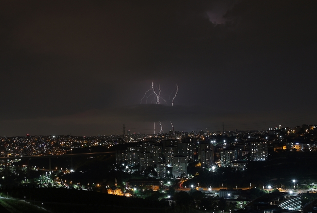 İstanbul'da şimşekler geceyi aydınlattı