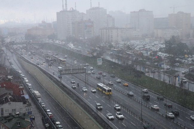 İstanbul'a beklenen kar yağdı