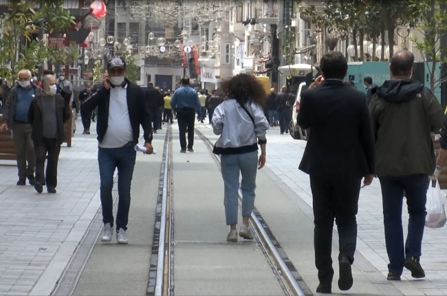 İstiklal Caddesi bugün de kalabalık