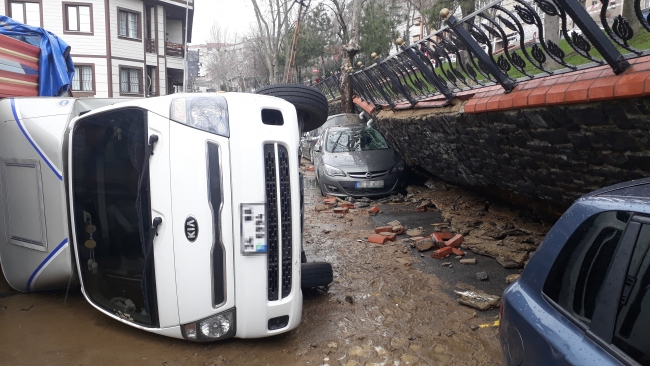 İstanbul'da bir parkın istinat duvarı çöktü