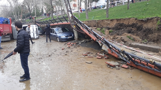 İstanbul'da bir parkın istinat duvarı çöktü