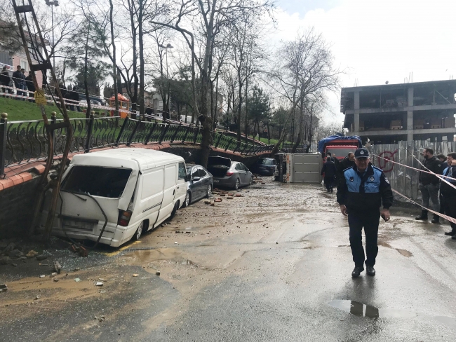 İstanbul'da bir parkın istinat duvarı çöktü