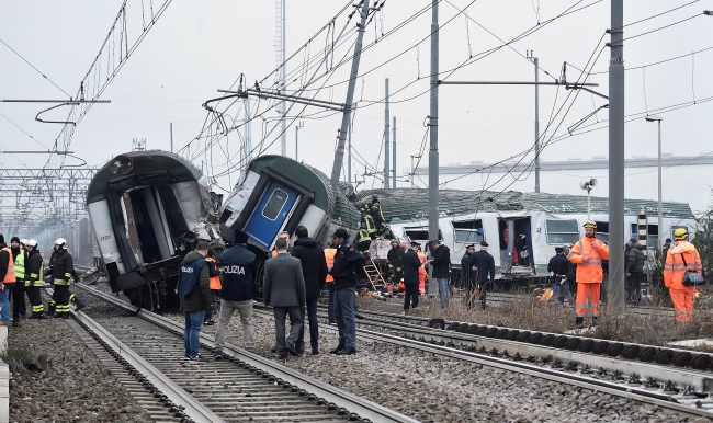 İtalya'da yolcu treni raydan çıktı