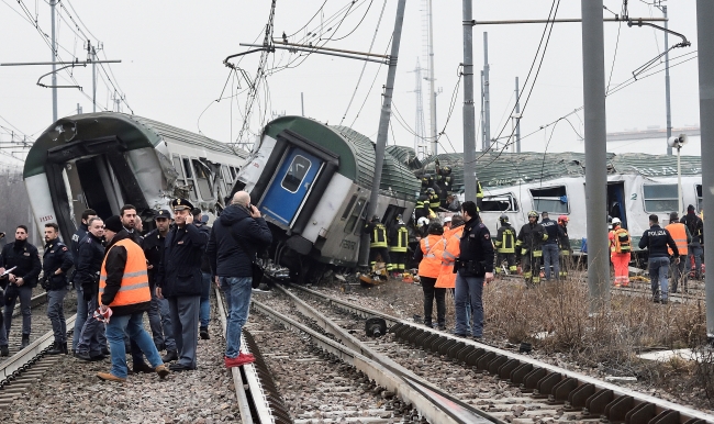 İtalya'da yolcu treni raydan çıktı