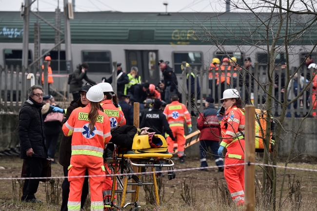 İtalya'da yolcu treni raydan çıktı