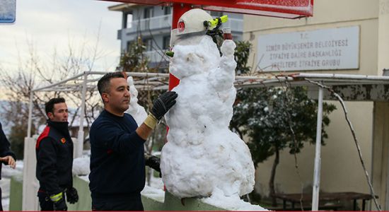 İzmir ve Manisa'da kar yağışı etkili oluyor