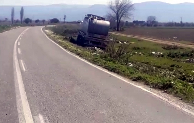 İzmir'de süt tankeri hafif ticari araca çarptı: 3 ölü, 4 yaralı