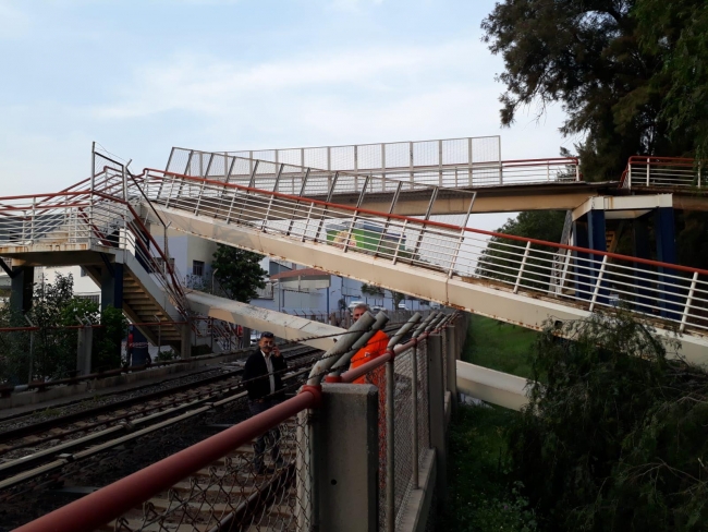 İzmir'de vincin çarptığı yaya üst geçidi, metro hattının üzerine çöktü