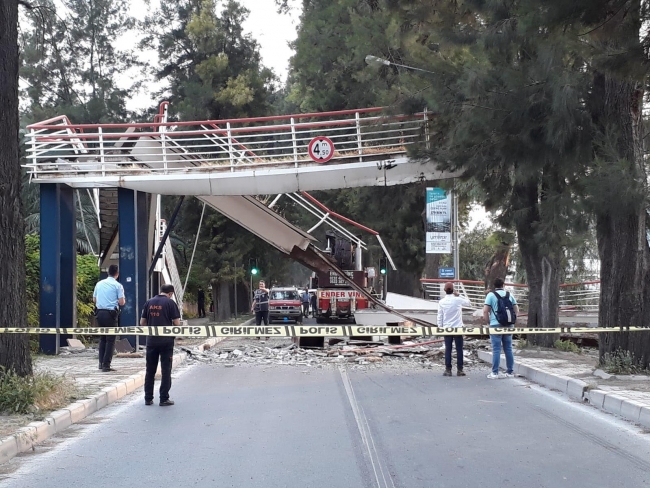 İzmir'de vincin çarptığı yaya üst geçidi, metro hattının üzerine çöktü