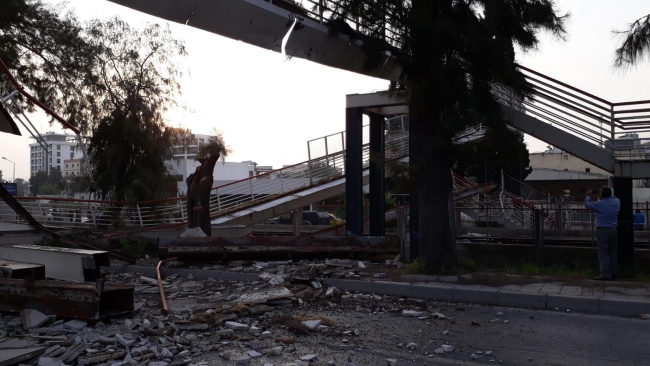 İzmir'de vincin çarptığı yaya üst geçidi, metro hattının üzerine çöktü