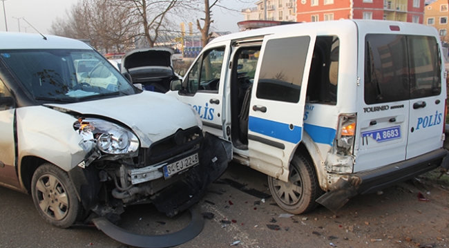 Kazaya müdahale eden polislere midibüs çarptı