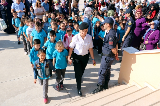 Jandarmadan öğrencilere okulda ilk gün sürprizi