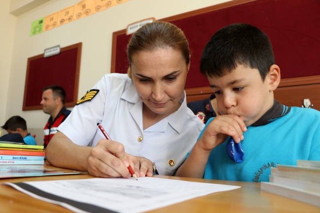 Jandarmadan öğrencilere okulda ilk gün sürprizi