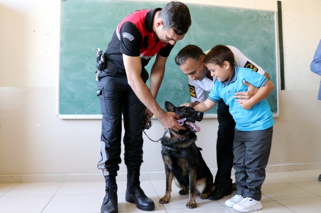 Jandarmadan öğrencilere okulda ilk gün sürprizi