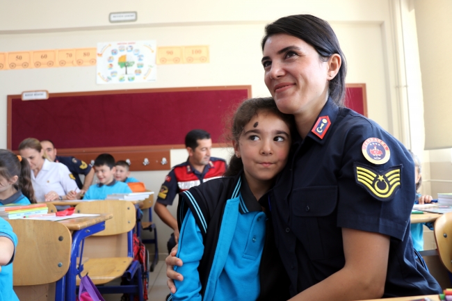 Jandarmadan öğrencilere okulda ilk gün sürprizi