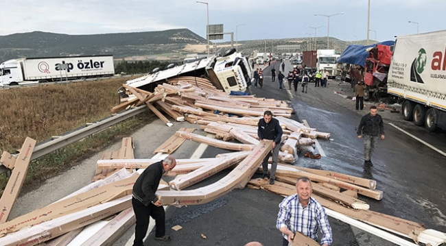 Kahramanmaraş'ta zincirleme trafik kazası: 2 ölü, 15 yaralı