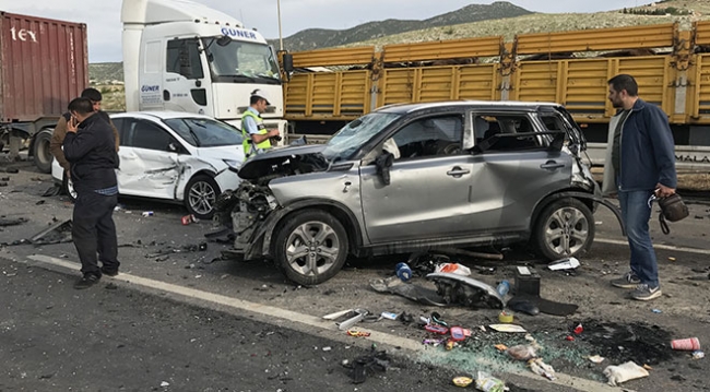 Kahramanmaraş'ta zincirleme trafik kazası: 2 ölü, 15 yaralı