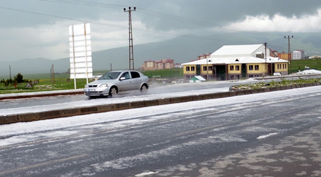 Kars'ta etkili olan dolu hayatı olumsuz etkiledi