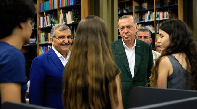 Cumhurbaşkanı Erdoğan, Zeytinburnu Şehir Kütüphanesi'ni ziyaret etti