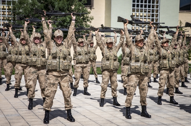 Geleceğin kahraman kadın jandarmalarını onlar yetiştiriyor