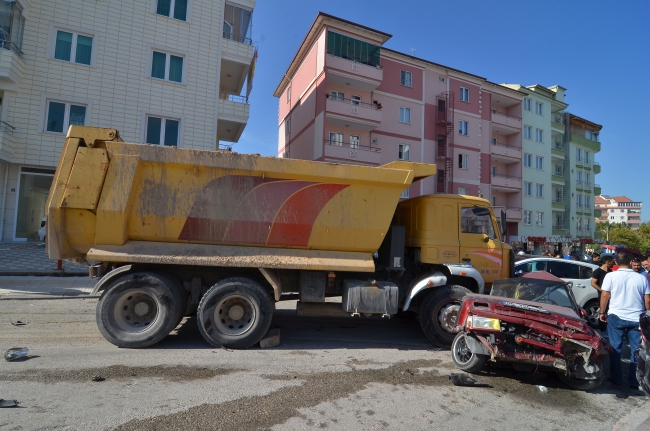 Freni patlayan kamyon 12 araca çarparak durdu