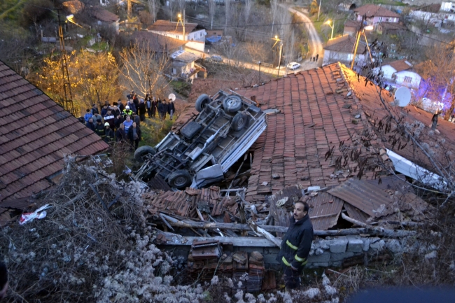 80 metrelik uçurumdan yuvarlanan kamyonet, evin çatısına düştü