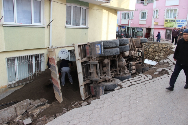 Kum yüklü kamyon apartman bahçesine düştü