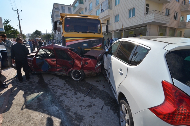 Freni patlayan kamyon 12 araca çarparak durdu