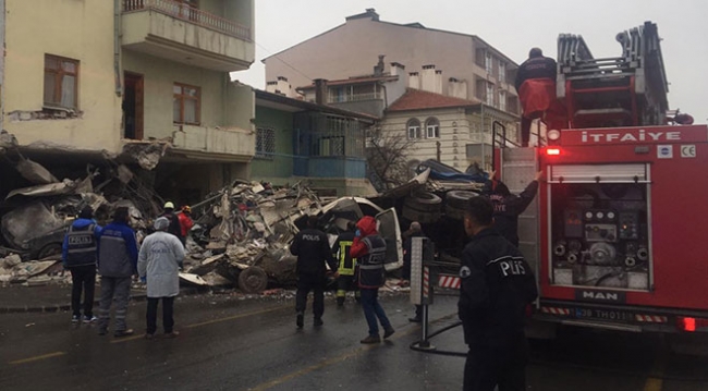 5 araca çarpan kamyon beyaz eşya deposuna girdi: 2 ölü, 1 yaralı