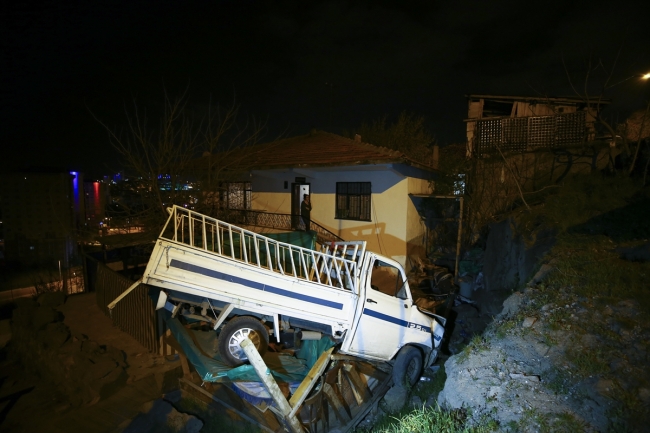 Kamyonet gecekondunun bahçesine yuvarlandı