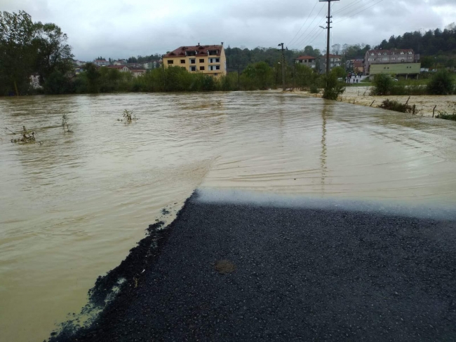 Sakarya ve Kocaeli'de sağanak yağış sele yol açtı