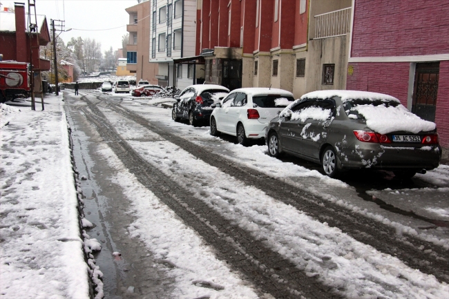 Ardahan kent merkezine mevsimin ilk karı yağdı