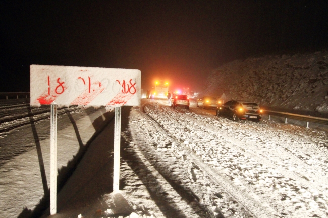 Kar yağdı yollar ulaşıma kapandı