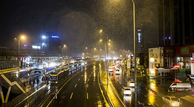 İstanbul'da beklenen kar yağışı başladı