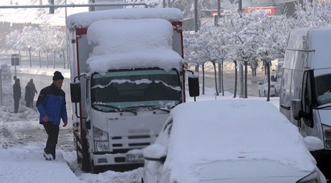 Kar ve tipi 429 yolu ulaşıma kapattı