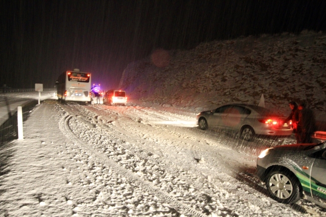 Kar yağdı yollar ulaşıma kapandı