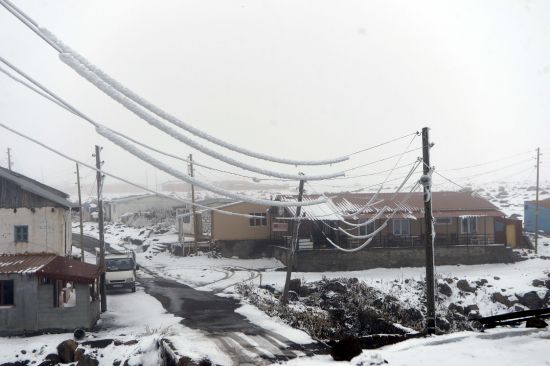 Kar yağışı elektrik direklerine ve hatlarına zarar verdi