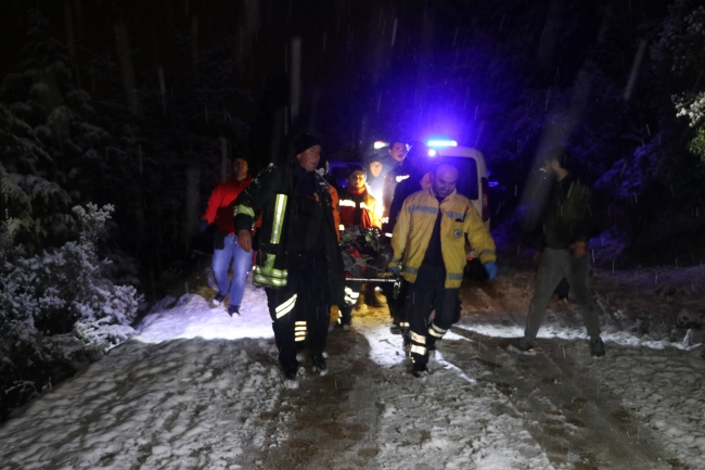 Kar fotoğrafı çekerken uçuruma yuvarlandı