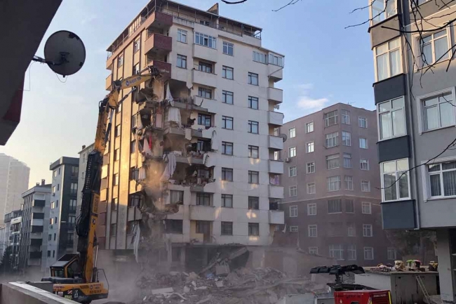 İstanbul Kartal'da bir bina olduğu yere çökmüş ve çok sayıda vatandaş hayatını kaybetmişti.