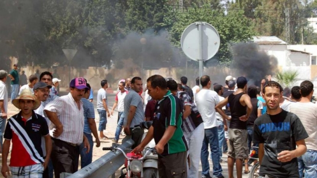 Tunus'ta bir kameraman kendisini yaktı