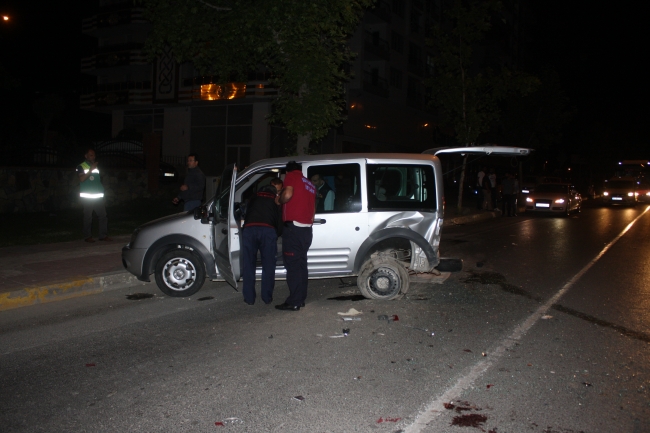 Yol kenarında lastik değiştirirken canından oldu!