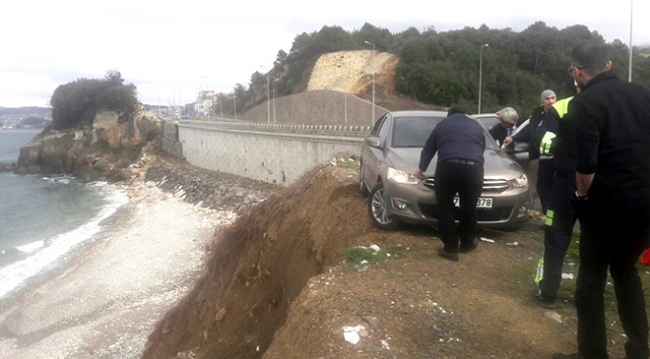 Uçurumun kenarında asılı kalan otomobili vatandaşlar tuttu