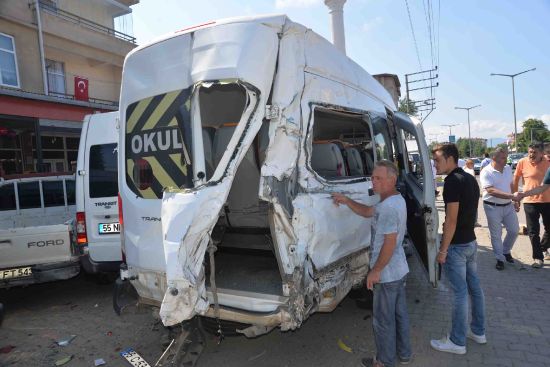 Tır park halindeki 10 araca çarptı