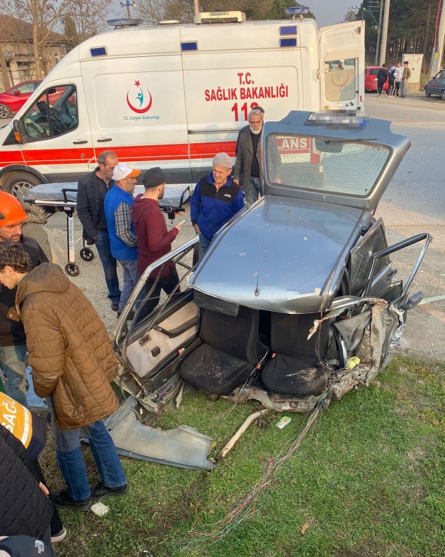 Sakarya'da durağa çarpan otomobil ikiye bölündü