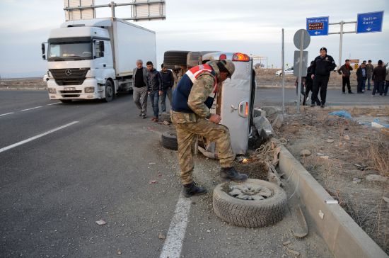 Öğrenci servisi ile kamyonet çarpıştı: 14 yaralı