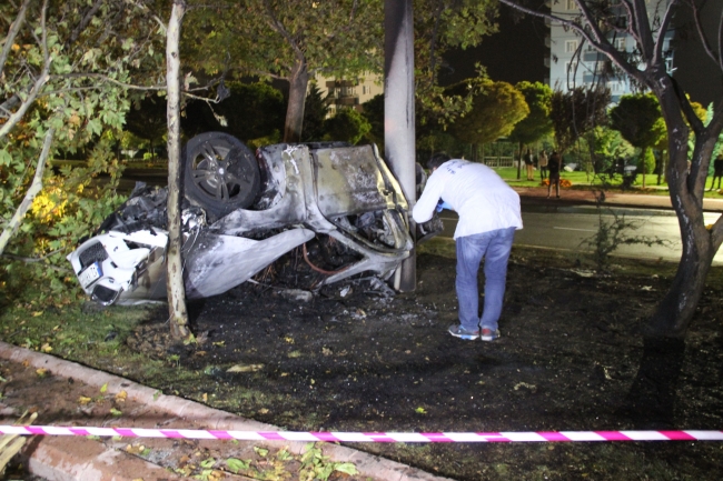 Önce iki ağaca, ardından da direğe çarparak yandı: 3 ölü, 2 yaralı