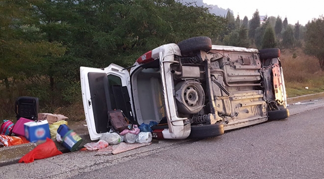 TEM'de hafif ticari araç takla attı: 6 yaralı